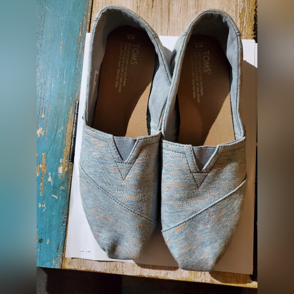 1 pair of Toms ladies shoes